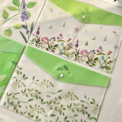 پوشه دکمه دار اکلیلی طرح برگ